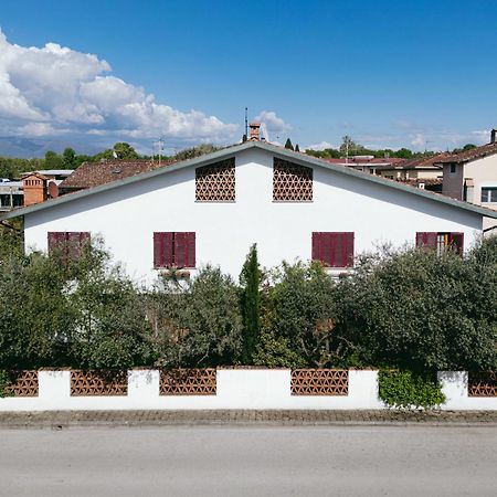 فندق Enzo'S House لوكا المظهر الخارجي الصورة