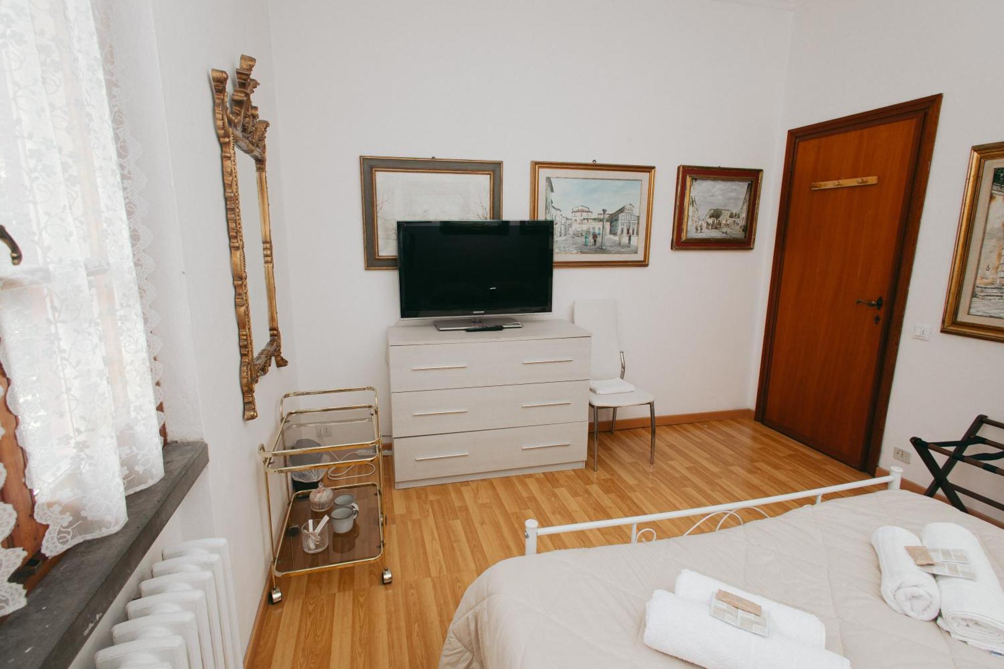 فندق Enzo'S House لوكا المظهر الخارجي الصورة